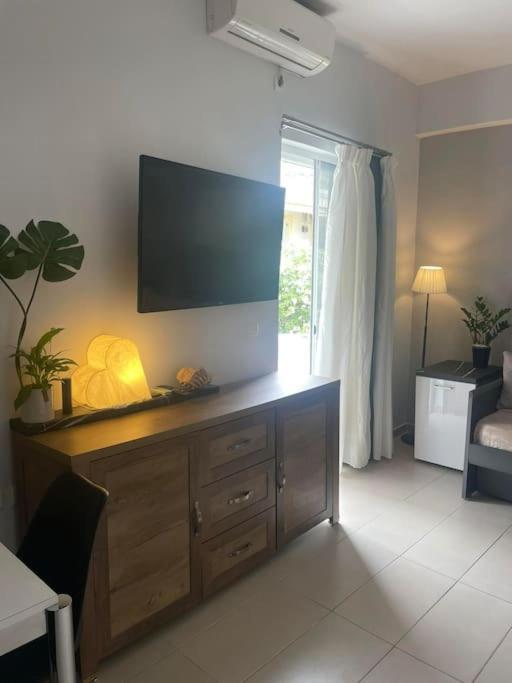 Studio In The Center, 2 Mins From The Beach Loutráki Zewnętrze zdjęcie
